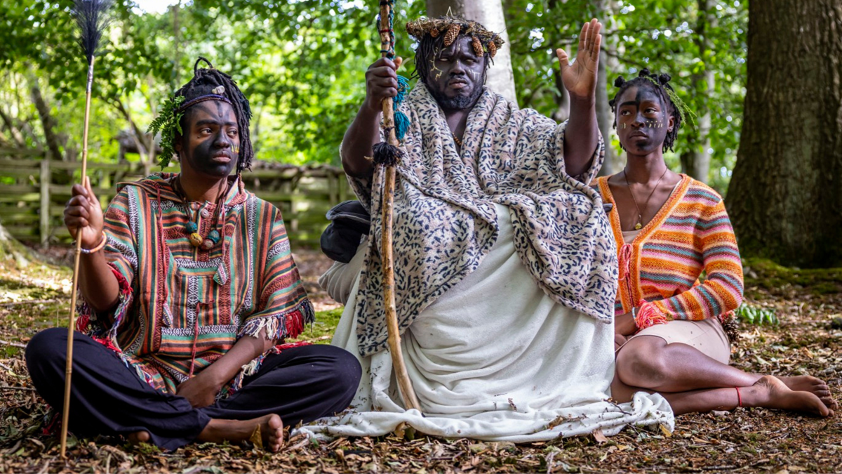 El último desafío escocés: una ‘tribu africana’ acampa en un bosque y declara un reino propio