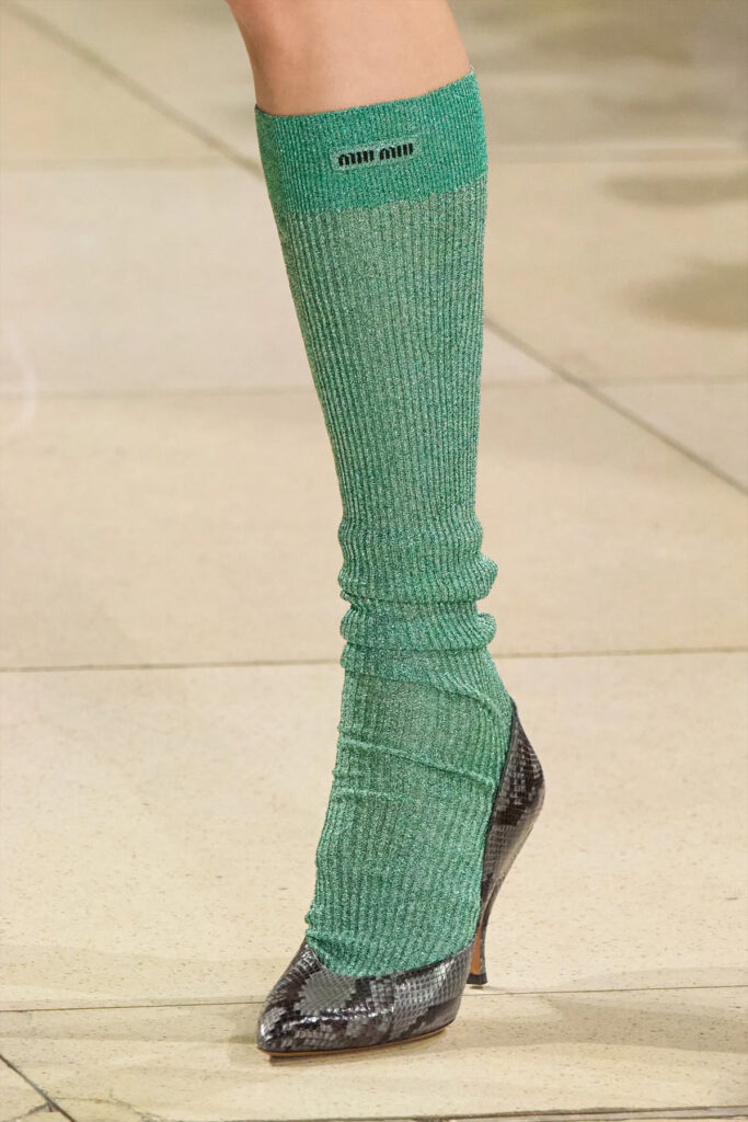 Propuesta de zapatos de salón con calcetines de Miu Miu