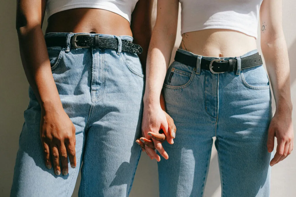 Pantalones vaqueros de tiro alto. (Fuente: Studio Base)