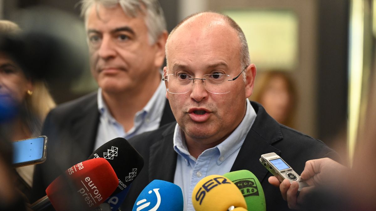 Tellado ironiza que es mejor llevar al «hermano músico» de Sánchez a Eurovisión que renunciar