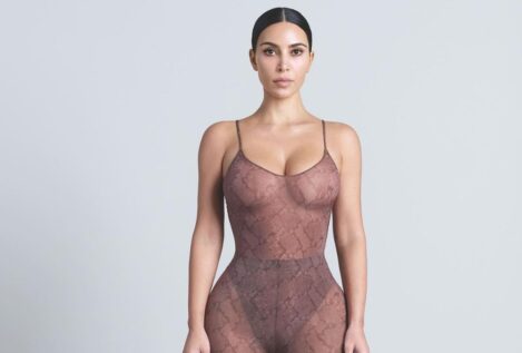 Ni ejercicios ni cirugía: el tratamiento que se hace Kim Kardashian para eliminar la papada