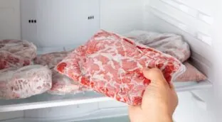 El truco casero con vinagre y sal para descongelar la carne en solo cinco minutos