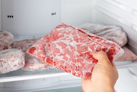 El truco casero con vinagre y sal para descongelar la carne en solo cinco minutos