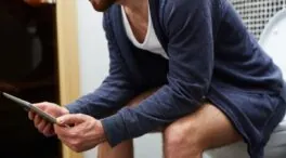 Si usas el móvil en el baño puedes experimentar este problema de salud, según un estudio