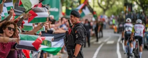 La Vuelta adelanta tres kilómetros la meta del día por las protestas a favor de Palestina