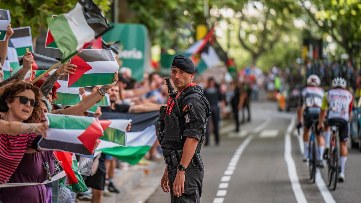 La Vuelta adelanta tres kilómetros la meta del día por las protestas a favor de Palestina