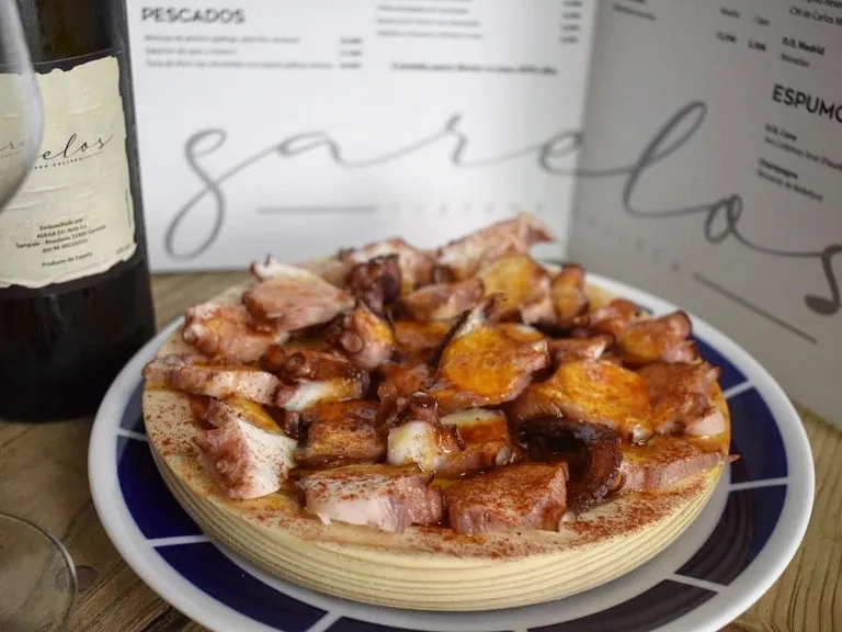 Pulpo a feira con cachelos de la Taberna Garelos, Madrid. Taberna Garelos