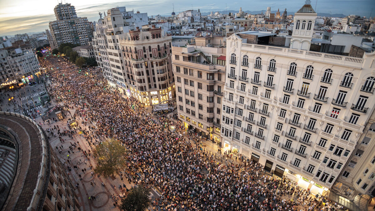 Miles de valencianos se manifiestan contra Mazón en el aniversario de la dana: «Culpable»