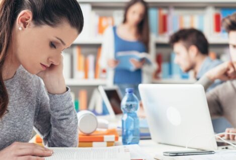 La IA no mejora las notas y aumenta la brecha entre buenos y malos estudiantes