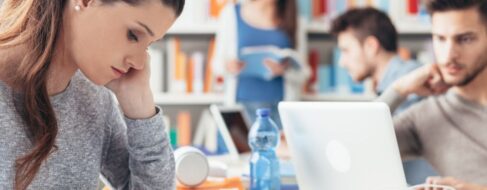 La IA no mejora las notas y aumenta la brecha entre buenos y malos estudiantes