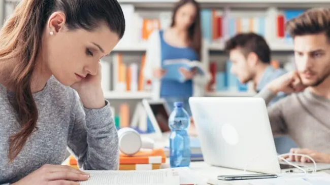 La IA no mejora las notas y aumenta la brecha entre buenos y malos estudiantes
