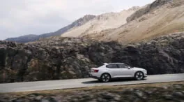 El Polestar 2 evoluciona para lograr una de las mejores berlinas eléctricas del mercado
