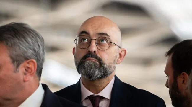 ADIF licitó en Nochebuena equipamientos de Huawei para su red de datos por 484.000 euros