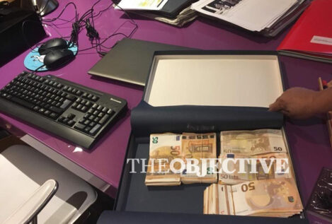 Así era la 'caja b' de Ábalos: fajos de billetes en cajas, sobres y carpetas en un armario bajo llave