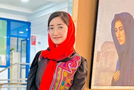 Batol Gholami, la joven afgana comprometida con educar a sus compatriotas desde España