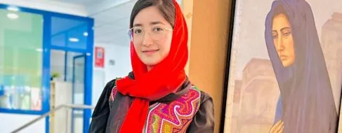 Batol Gholami, la joven afgana comprometida con educar a sus compatriotas desde España