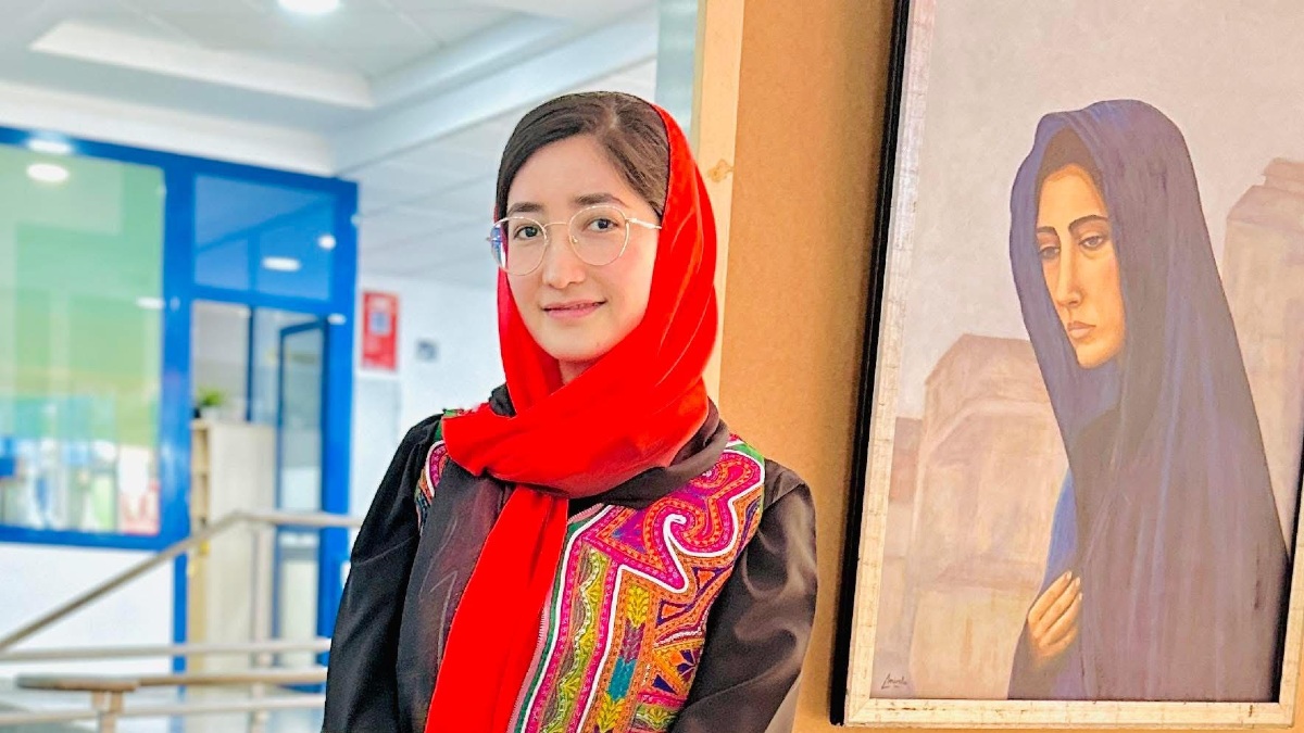 Batol Gholami, la joven afgana comprometida con educar a sus compatriotas desde España