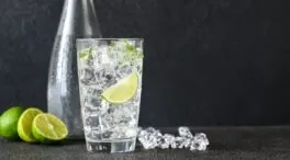 Beber agua con gas podría cambiar tu digestión en minutos, según la nutricionista Blanca García