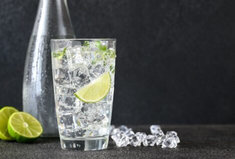 Beber agua con gas podría cambiar tu digestión en minutos, según la nutricionista Blanca García