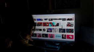 Bruselas acusa a TikTok y Meta de violar la ley europea por restringir el acceso a sus datos