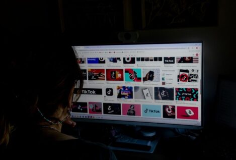 Bruselas acusa a TikTok y Meta de violar la ley europea por restringir el acceso a sus datos