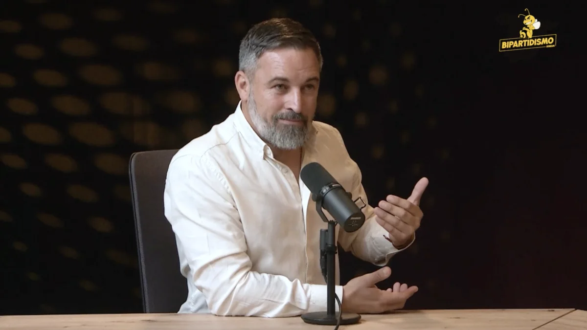 Abascal acusa a Feijóo de copiarle su plan contra la inmigración: «Se va a dejar barba»