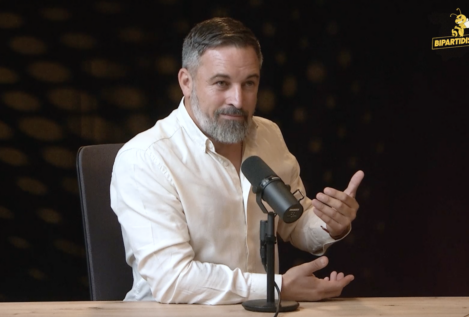 Abascal acusa a Feijóo de copiarle su plan contra la inmigración: «Se va a dejar barba»