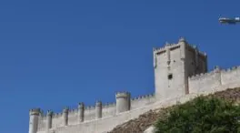 El castillo medieval con forma de barco, rodeado de viñedos y cerca de Valladolid