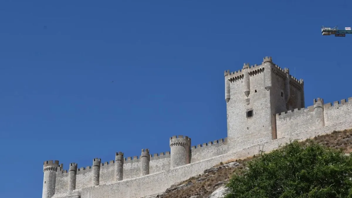 El castillo medieval con forma de barco, rodeado de viñedos y cerca de Valladolid
