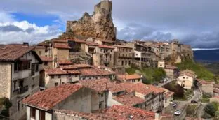 El pueblo más pequeño de España: casas colgantes sobre el río Ebro y entorno medieval