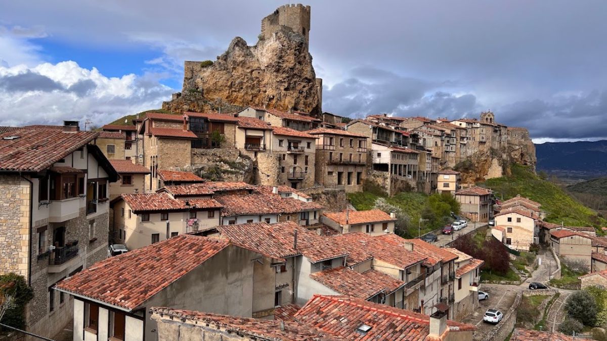 El pueblo más pequeño de España: casas colgantes sobre el río Ebro y entorno medieval
