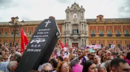Miles de personas protestan en Sevilla contra Moreno por los fallos en los cribados de cáncer