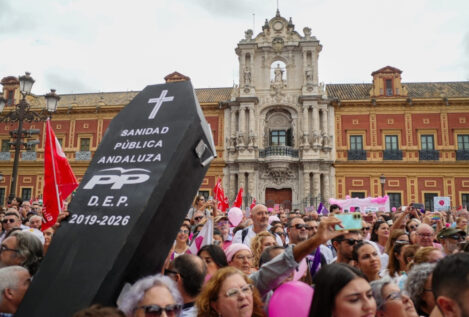 Miles de personas protestan en Sevilla contra Moreno por los fallos en los cribados de cáncer