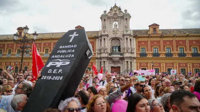 Miles de personas protestan en Sevilla contra Moreno por los fallos en los cribados de cáncer