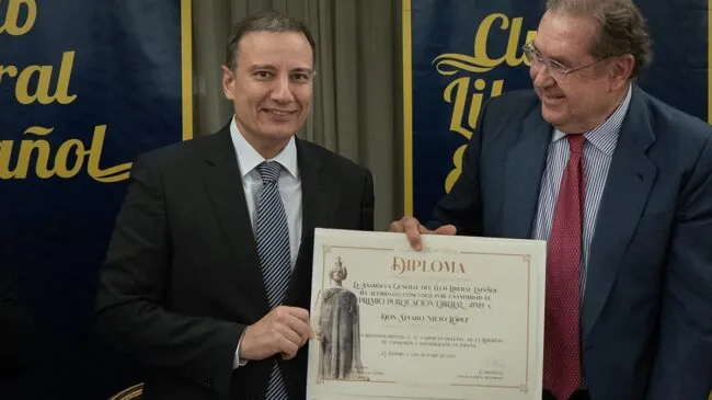 Álvaro Nieto recibe el premio del Club Liberal Español por su compromiso con la verdad