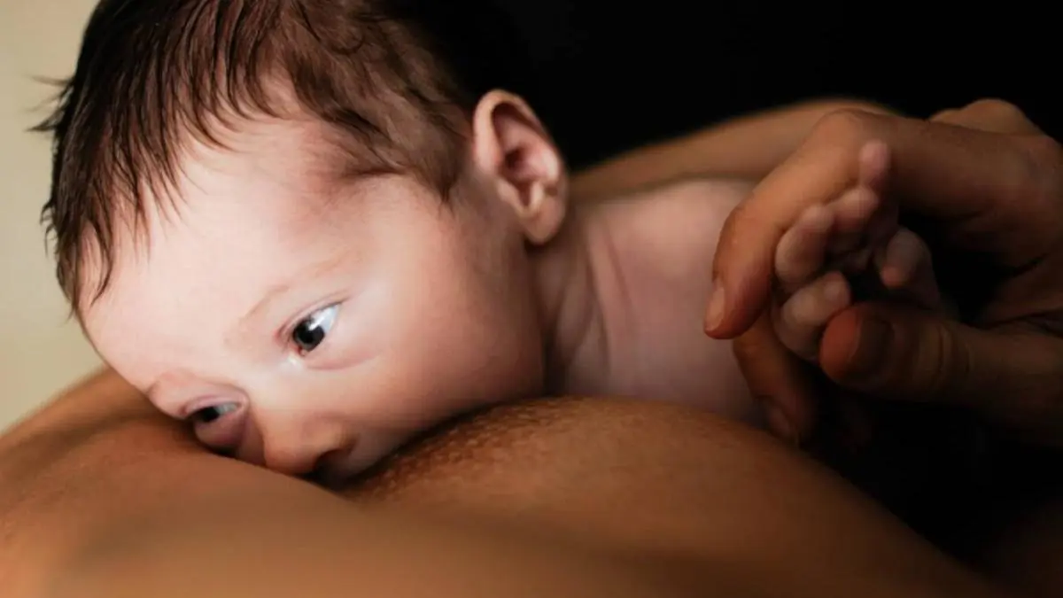 Demuestran los beneficios del contacto piel con piel en recién nacidos