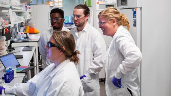 Descubren por qué las vacunas son menos eficaces en personas mayores