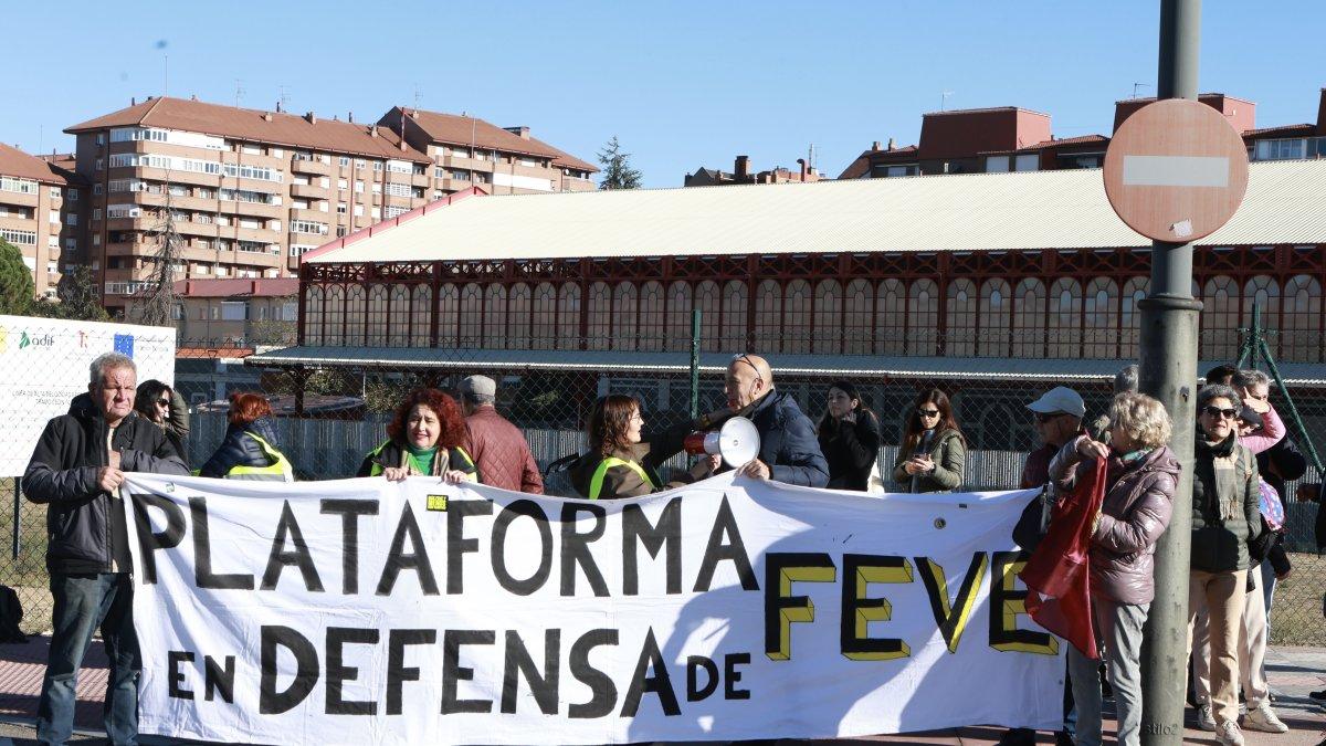 La visita de Sánchez a León se le ‘atraganta’: protestas, abucheos y choque con UPL