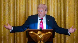 Trump responde a las protestas en EEUU con un vídeo en el que se pone una corona