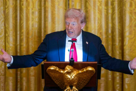 Trump responde a las protestas en EEUU con un vídeo en el que se pone una corona