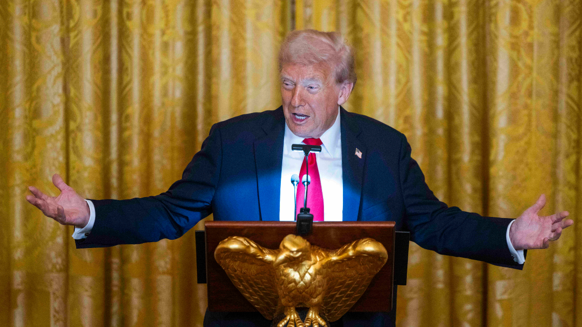 Trump responde a las protestas en EEUU con un vídeo en el que se pone una corona
