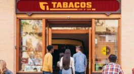 Los estancos se podrán integrar en la red de Correos para enviar y entregar paquetes