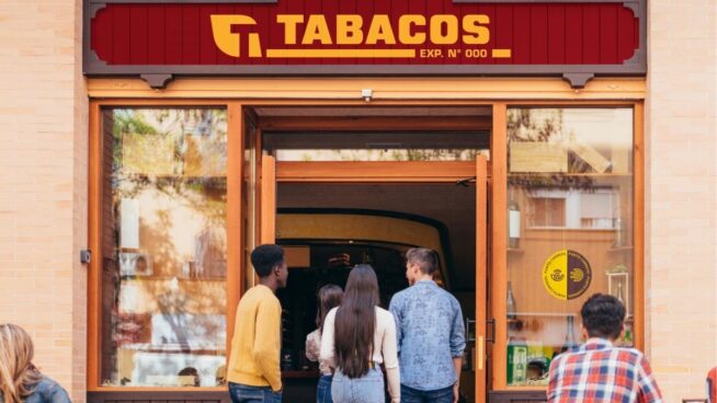 Los estancos se podrán integrar en la red de Correos para enviar y entregar paquetes