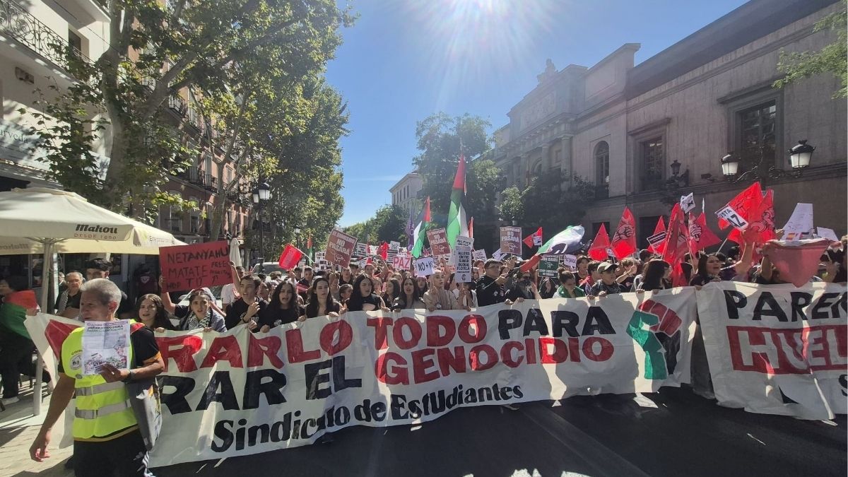 Estudiantes se manifiestan en Madrid a favor de Palestina: «¡Ayuso, sionista, estás en nuestra lista!»