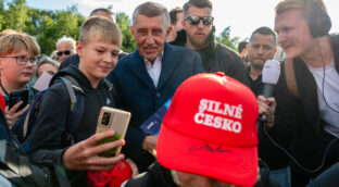 El magnate populista Andrej Babis gana las elecciones legislativas en la República Checa