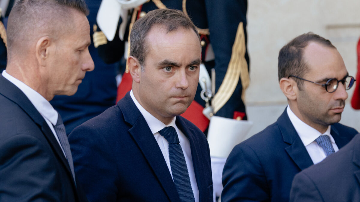 El nuevo primer ministro francés recupera a 12 ministros dimitidos en un Gobierno continuista
