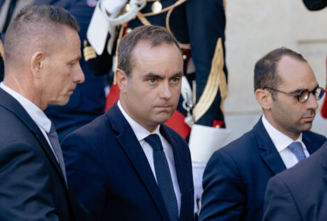 El nuevo primer ministro francés recupera a 12 ministros dimitidos en un Gobierno continuista