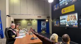 Robles agradece la labor de los militares y pide que la bandera española «ondee bien alto»