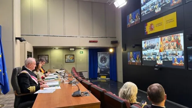 Robles agradece la labor de los militares y pide que la bandera española «ondee bien alto»