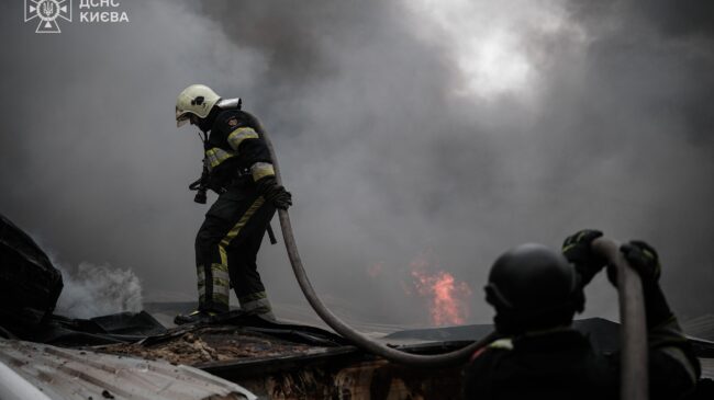 Al menos dos muertos y nueve heridos en Kiev tras un nuevo ataque ruso con misiles balísticos